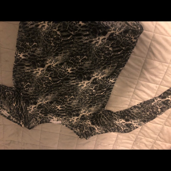 Cold shoulder top - Picture 2 of 3